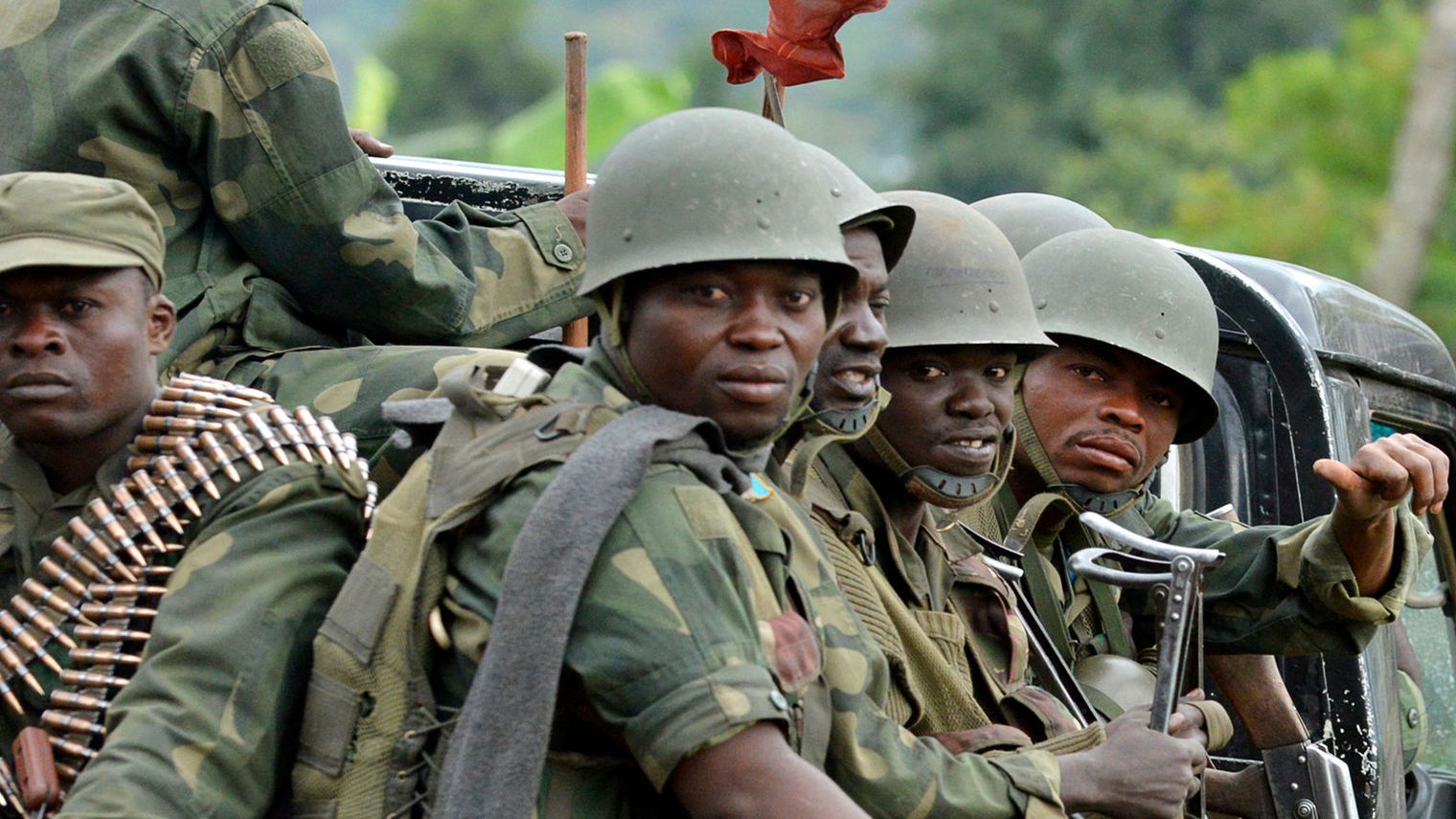Des soldats congolais poursuivent leur offensive contre les rebelles du m23 le 4 novembre 2013 pres de rutshuru dans l est de